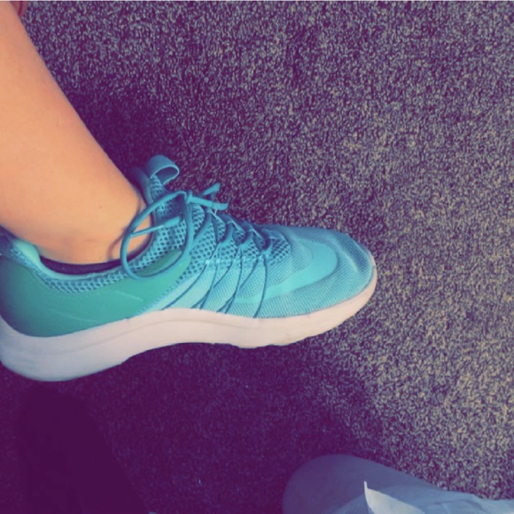 ISO I’M in Search of Nike Womens Darwin 819959-331 Green Running Sneakers Size 8 - Picture 2 of 9